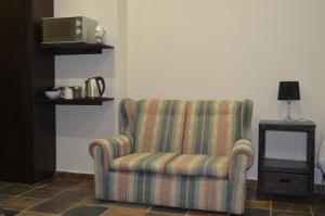波罗瓜尼Birrea Guest house的客厅配有椅子和电视