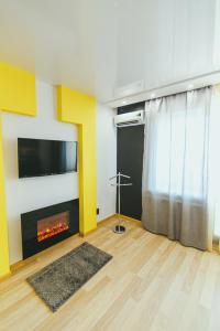 苏梅VIP apartmen的客厅设有壁炉和电视。