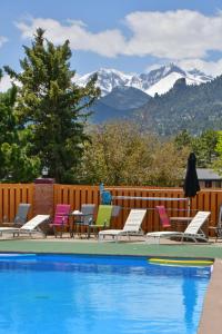 埃斯蒂斯帕克墨菲度假酒店的一个带椅子的游泳池,背景是群山