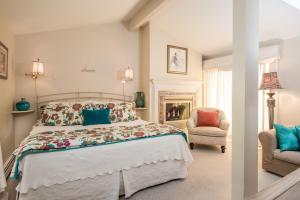 南雅茅斯Captain Farris House的一间卧室配有一张大床和一把椅子