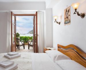 莫奈姆瓦夏佩特里诺旅馆的一间卧室配有一张床,享有海景