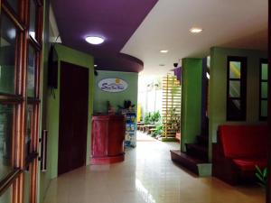 长滩岛肖尔时代酒店 - 附楼的一间拥有绿色墙壁和紫色天花板的商店走廊