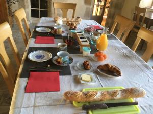 Autry-IssardsLa Troliere的一张桌子,上面放着早餐食品和橙汁