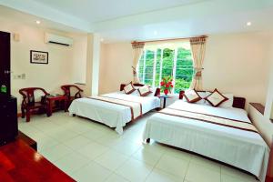 吉婆岛勒蓬特酒店的酒店客房设有两张床和窗户。