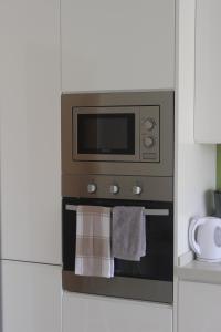 阿尔布费拉Anna - Maria Apartments的厨房配有烤箱和微波炉