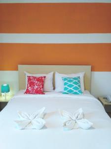 TomohonLEOS Hotel的一张白色的床,上面有两个枕头