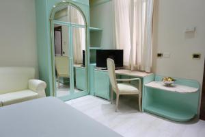 福贾欧洲酒店的客房设有一张带电脑和镜子的书桌