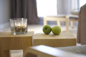 基尔基尔金郁金香北欧酒店的两只苹果和两张木桌上的蜡烛