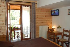 里苏尔奥本落基斯酒店的一间卧室配有一张床铺和一张桌子,并设有一个阳台