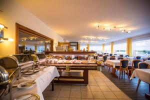 博尔库姆瓦尔德泽格拉芙酒店的一间带桌椅的餐厅以及一间自助餐