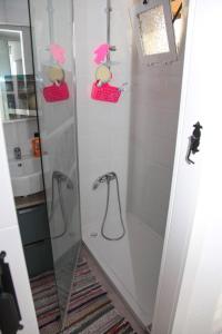 卡拉德费斯特拉特La Cala Finestrat Apartment的带淋浴的浴室和玻璃门