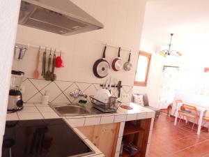 La Casita de la Maestra的厨房或小厨房