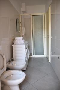 斯库台Hotel Shkodra L的白色的浴室设有卫生间和水槽。