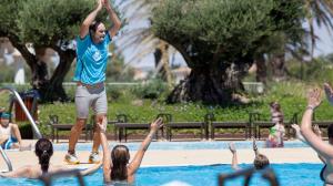 阿尔梅利马阿尔高尔夫球马尔魅力马尔酒店的一群人前跳进游泳池的男人