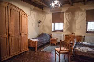 CsarodaCsaronda Vendegház的客房设有带一张床和一张桌子的卧室