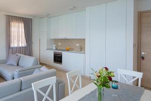 蒂瓦特Villa Krasici的客厅配有沙发和桌子