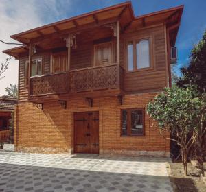 祖格迪迪Casa de Khasia的木屋的顶部设有阳台