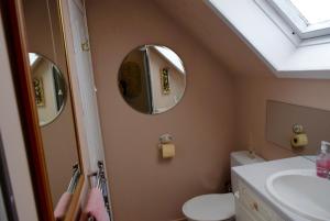 Aird TongRoom by the Beach的浴室设有两面镜子、盥洗盆和卫生间。