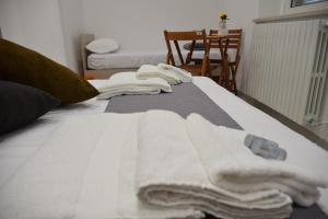 诺沃利B&B La Focara的床上的一大堆毛巾
