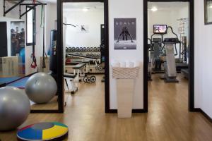 帕尔马杜帕克星际酒店的一个带镜子的健身房和一些健身器材