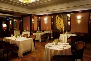 帕尔马杜帕克星际酒店的餐厅配有桌椅和白色的桌布