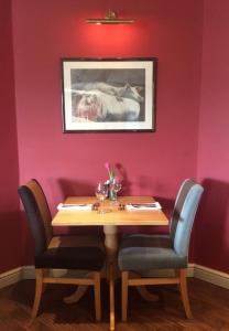 塞特尔克雷文阿尔姆斯酒店的粉红色墙壁的房间里一张桌子