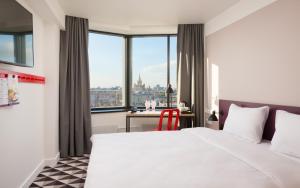 莫斯科莫斯科斯莫伦斯卡娅AZIMUT酒店的酒店客房设有一张床和一张书桌,享有美景。