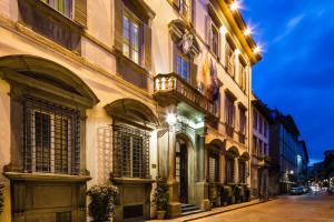 佛罗伦萨Relais Santa Croce, By Baglioni Hotels的街上的一座建筑,晚上有灯
