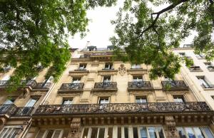巴黎巴黎市中心卢浮宫博物馆豪华公寓式酒店的前方设有阳台的大型建筑