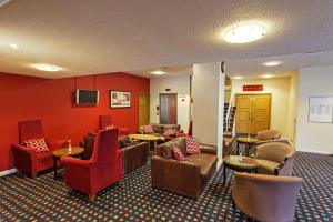 利兹利兹布里塔尼亚酒店的带沙发、椅子和桌子的等候室