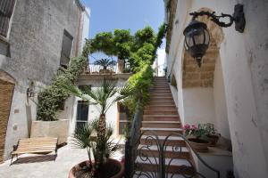 萨尔维Terrazzo dei Sogni B&B的一条有楼梯和盆栽的小巷