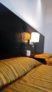 梅里达锡耶特32号公寓酒店的酒店客房,配有床和灯