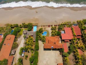波乔米尔Solyar Luxury Spanish Beachfront Home的海滩上房屋的空中景致