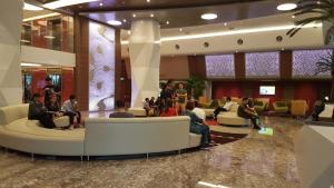 八打灵再也豪华套房度假酒店@双威城的一群人坐在大厅里