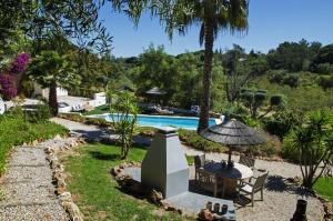 贝纳吉Casa Sereno的一个带游泳池和桌椅的度假村