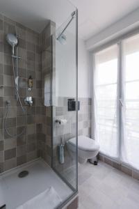 巴黎小型舒适酒店的带淋浴和卫生间的浴室