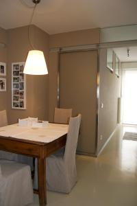 加尔达湖滨Riva Celeste的一间带桌子和推拉门的用餐室