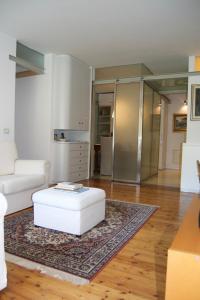 加尔达湖滨Riva Celeste的客厅配有白色沙发和茶几