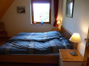 塔廷格Haus-Marla的一间卧室配有一张带窗户和桌子的床
