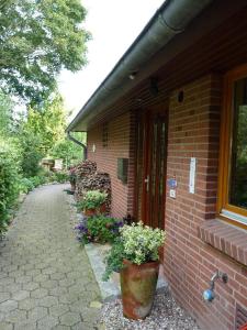 塔廷格Haus-Marla的砖房,旁边是盆栽植物