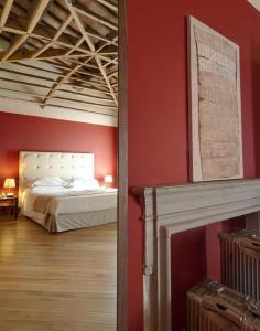 比森齐奥营佛罗伦萨500酒店的一间卧室设有一张床和红色的墙壁
