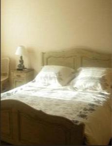Coye-la-Forêt莱斯雷音特斯酒店的一间卧室配有带白色床单和枕头的床。