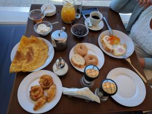 蒂加基蓝巢酒店的一张木桌,上面放着早餐盘