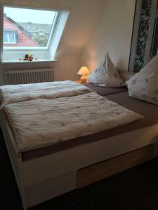 比苏姆Haus-Norderpiep的一个小房间的一个床位,设有窗户