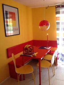 卡尔施塔特Direkt am Main的一间用餐室,配有红色的桌子和椅子