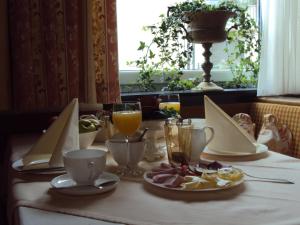 佩尔蒂绍贝格海姆宾馆的一张桌子,上面放着一盘食物和一杯橙汁