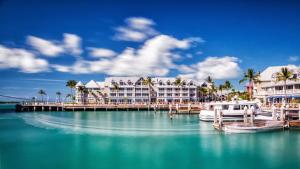 基韦斯特Opal Key Resort & Marina的码头上的渡假胜地