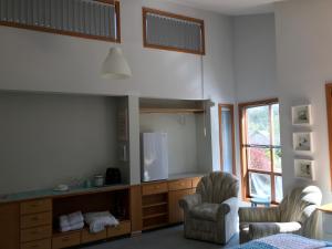科布尔山湾景住宿加早餐酒店的客厅配有两把椅子和电视
