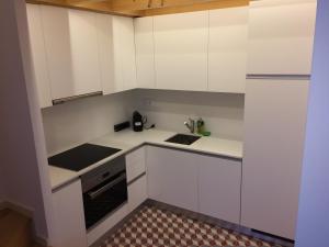 波尔图Porto Alive的小厨房配有白色橱柜和水槽