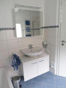 奥贝里德希勒姆尔-斯托克尔度假屋的白色的浴室设有水槽和镜子